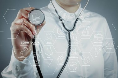 Kozmetik güzellik terapisi, welness, sağlık, sağlık tedavi sanal diyagramı ve düzeltme, gençleştirme, anti-aging prosedür işlemine. Doktor el bir stetoskop ve insan işareti sosyal
