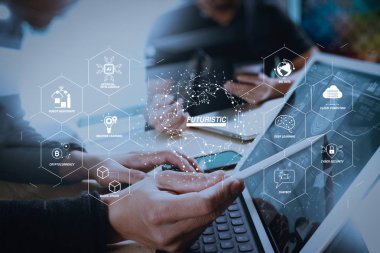 Sanayi 4.0 ve iş Sanal Diyagram AI, robot asistanı, bulut, büyük veri ve otomasyon ile fütüristik. iki meslektaşım web tasarımcısı tartışırken veri ve sayısal yerleştirme klavye ve bilgisayar dizüstü bilgisayar tablet.