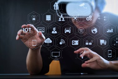 Ar (Augmented Reality) Internet of Things (çok) teknolojisiyle Vr kontrol panelinde. sanal gerçeklik giyen işadamı Vr mezartaşı ile ekran simgesi diyagramı ile Smartphone kullanarak modern Office koruyucu gözlük