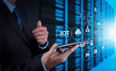 Ar (Augmented Reality) Internet of Things (çok) teknolojisiyle Vr kontrol panelinde. Tablet bilgisayar ve sunucu Oda arka plan kullanarak iş adamı ele