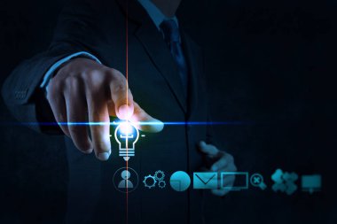 Yapay zeka (AI), öğrenme sanal dachboard veri madenciliği teknolojisi ile makine. Bilgisayarın yeni modern sceern ofiste çalışan başarı işadamı çift pozlama.