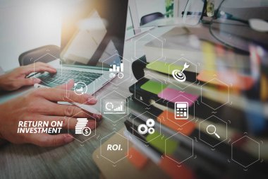 Yatırım getirisi getirisi yatırım göstergesi iş geliştirmek için sanal tablosu içinde. Ofis masaları ile akıllı telefon ve sosyal ağ diyagramı ile dijital tablet ve grafik iş iş belgeleri.