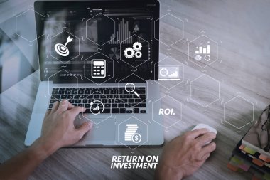 Yatırım getirisi getirisi yatırım göstergesi iş geliştirmek için sanal tablosu içinde. Web tasarımcı el dizüstü bilgisayar masasında Office ile video konferans katılıyor