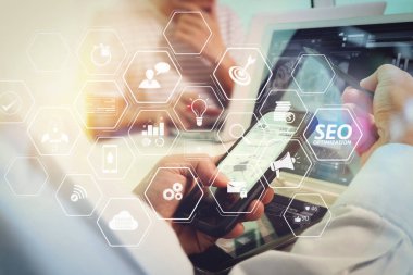 Mobil Web sitesi ve açılış sayfası sanal diyagramı ile Web sitesi için SEO optimizasyonu. İş takım toplantısı mevcut. Fotoğraf profesyonel yatırımcı yeni başlangıç projesi ile çalışma. Finans Yöneticileri Toplantısı.