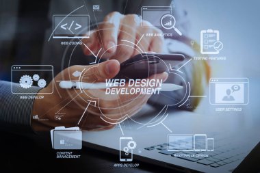 Programlama ve kodlama teknolojileri ile sanal diagram.businessman sanal simge diyagramı ile modern ofis ahşap masa üzerinde cep telefonu ve stylus kalem ve dizüstü bilgisayar ile çalışan Web tasarım geliştirme