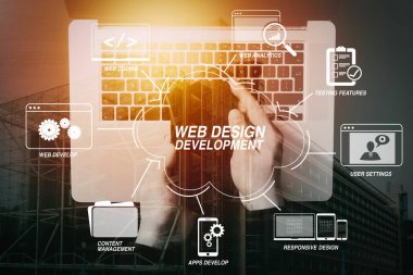 Programlama ve Web sitesi tasarımı sanal diagram.hand çalışma smartphone ve dizüstü bilgisayar ile şehir içinde teknolojileriyle kodlama geliştirme.