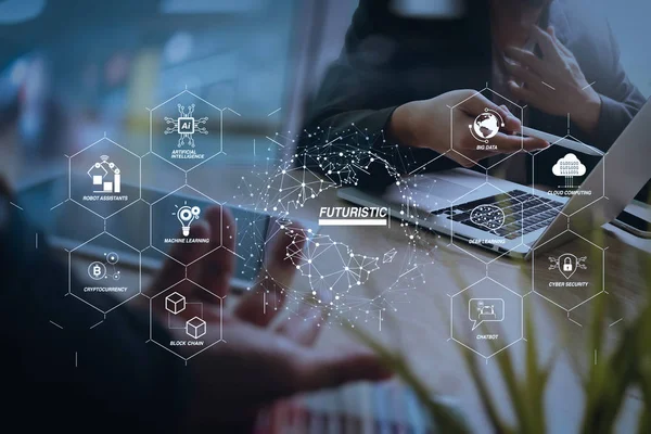 Sanayi 4.0 ve iş Sanal Diyagram AI, robot asistanı, bulut, büyük veri ve otomasyon ile fütüristik. veri ve dijital tablet ve bilgisayar laptop akıllı telefon ile tartışan iki meslektaşım web tasarımcısı.