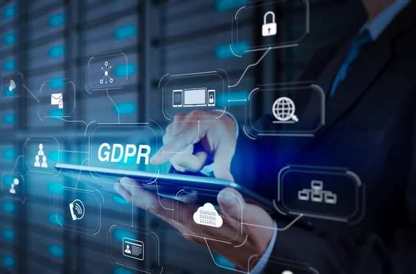 Gdpr. veri koruma yönetmeliği siber güvenlik ve gizlilik sanal diagram.businessman elle tablet bilgisayar ve sunucu Oda arka plan kullanarak