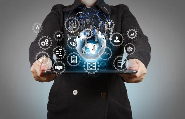 AR sanal ekran kontrol paneli simgeleri ile proje yönetimi planlama, bütçeleme, tablet bilgisayar kullanarak communication.businesswoman ile sosyal ağ kavramı gösterir