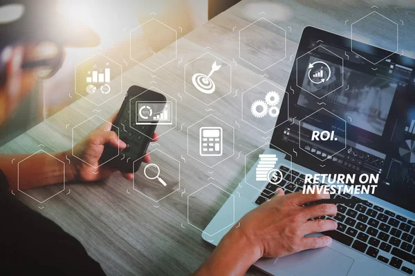 Yatırım getirisi getirisi yatırım göstergesi iş geliştirmek için sanal tablosu içinde. İşadamı el dizüstü bilgisayar masasında Office ile video konferans katılıyor