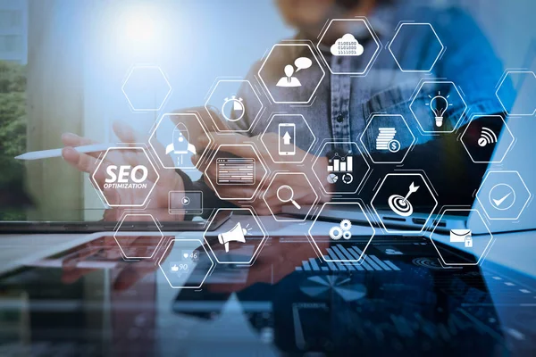 Mobil Web sitesi ve açılış sayfası sanal diyagramı ile Web sitesi için SEO optimizasyonu. Takım iş kavramı, modern ofis video konferansa katılan işadamı el.