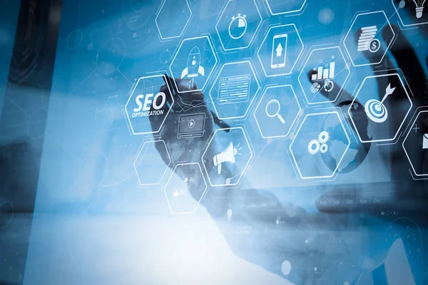 Mobil Web sitesi ve modern teknoloji ve dijital Katman efektini iş stratejisi kavramı olarak çalışma açılış sayfası sanal diagram.businessman el ile Web sitesi için SEO Optimizasyon