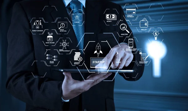 Finans Teknolojileri akış çizelgesi ve temel gelir araştırma cryptocurrency blockchain başlangıç tek boynuzlu at kripto para sanal diagram.businessman el ile akıllı telefon bilgisayar kavram kullanmak