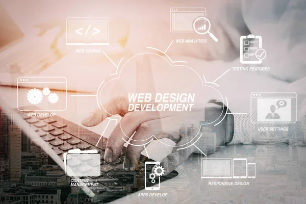 Web sitesi tasarımı sanal diyagramı ile programlama ve kodlama teknolojilerin geliştirilmesi. beyaz masa şehir pozlama ile modern ofisindeki tipik dizüstü bilgisayar ve dijital tablet ile klavye işadamı