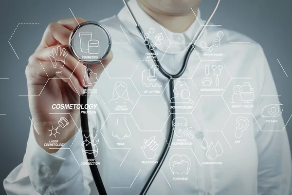 Kozmetik güzellik terapisi, welness, sağlık, sağlık tedavi sanal diyagramı ve düzeltme, gençleştirme, anti-aging prosedür işlemine. Doktor el bir stetoskop ve insan işareti sosyal