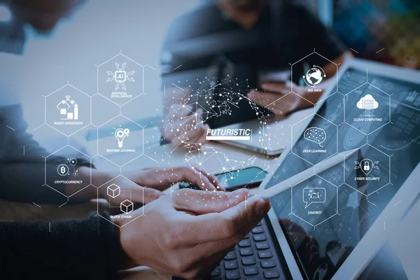 Sanayi 4.0 ve iş Sanal Diyagram AI, robot asistanı, bulut, büyük veri ve otomasyon ile fütüristik. iki meslektaşım web tasarımcısı tartışırken veri ve sayısal yerleştirme klavye ve bilgisayar dizüstü bilgisayar tablet.