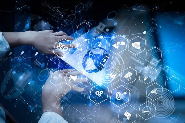 Mobil Web sitesi ve açılış sayfası sanal diyagramı ile Web sitesi için SEO optimizasyonu. işadamı el modern teknoloji ve iş stratejisi kavramı olarak dijital katman etkisi ile çalışma