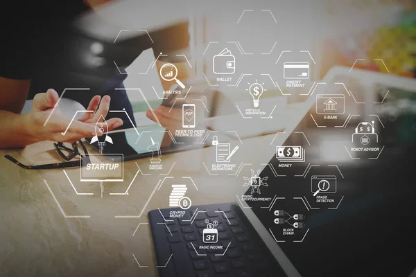 Finans Teknolojileri akış çizelgesi ve temel gelir araştırma cryptocurrency blockchain başlangıç tek boynuzlu at kripto para sanal diagram.two meslektaşım web tasarımcı veri tartışıyor ve dijital ile yerleştirme klavye tablet.