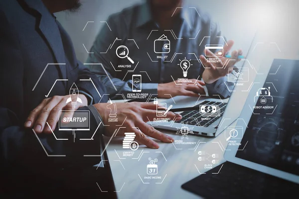 Finans Teknolojileri akış çizelgesi ve temel gelir araştırma cryptocurrency blockchain başlangıç tek boynuzlu at kripto para sanal diyagramı ile. İş takım toplantısı. Fotoğraf profesyonel yatırımcı bir projeyi yeni başlangıç çalışma.