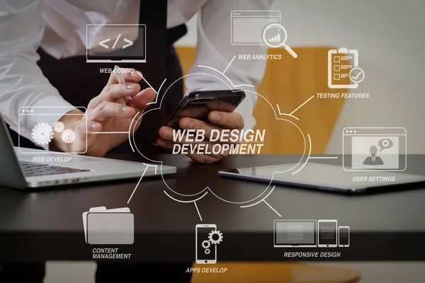 사무실에서 책상에 스마트 디지털 태블릿 노트북 컴퓨터를 Diagram Businessman에서 웹사이트 — 스톡 사진