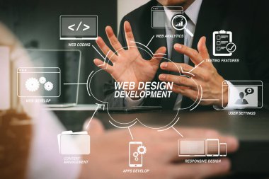 Programlama ve Web sitesi tasarımı sanal diagram.co takım toplantısı kavram, akıllı telefon ve dijital tablet ve dizüstü bilgisayar kullanma modern office işadamı teknolojileriyle kodlama geliştirme        