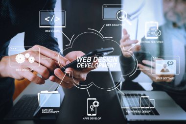 Programlama ve Web sitesi tasarımı sanal diagram.co takım toplantısı kavram, akıllı telefon ve dijital tablet ve dizüstü bilgisayar kullanma modern office işadamı teknolojileriyle kodlama geliştirme                               