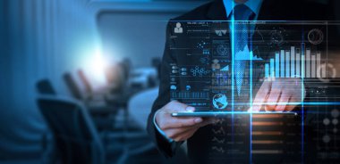 Destek sistemleri (BI) ve anahtar performans göstergeleri (KPI) gösterge tablosu konseptiyle iş analizi (Ba). Web sitesi tasarımcısı dijital tablet ve akıllı telefon çalışma.