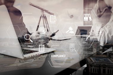 Düzenlemeler, hukuk, standartları, gereksinimleri ve audit.co çalışan takım toplantısı kavramı, akıllı telefon ve dijital tablet ve dizüstü bilgisayar kullanma modern office işadamı için uyum sanal diyagramı.