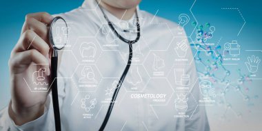 Kozmetik güzellik terapisi, welness, sağlık, sağlık tedavi sanal diyagramı ve düzeltme, gençleştirme, anti-aging prosedür işlemine. Doktor el bir stetoskop ve insan işareti sosyal