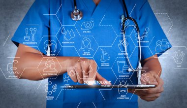 Kozmetik güzellik terapisi, welness, sağlık, sağlık tedavi sanal diyagramı ve düzeltme, gençleştirme, anti-aging prosedür işlemine. Doku arka plan dijital bir tablet üzerinde çalışan doktor