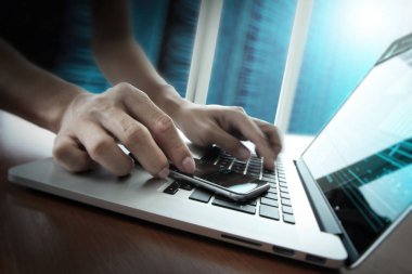 Destek sistemleri (BI) ve anahtar performans göstergeleri (KPI) gösterge tablosu konseptiyle iş analizi (Ba). Web sitesi tasarımcısı dijital tablet ve akıllı telefon çalışma.