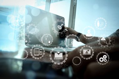 E-öğrenme bağlı Dişli çarkları ile diyagram sanal dashboard.businessman el modern teknoloji ve dijital Katman efektini iş stratejisi kavramı olarak çalışma bağlı