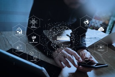 Sanayi 4.0 ve iş Sanal Diyagram AI, robot asistanı, bulut, büyük veri ve otomasyon ile fütüristik. Tasarımcısı akıllı telefon ve klavye kullanarak dijital tablet dizüstü bilgisayar ile sabitlemek.