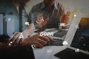 Gdpr. veri koruma yönetmeliği ile siber güvenlik ve gizlilik sanal diyagramı. İş takım toplantısı. Fotoğraf profesyonel yatırımcı bir projeyi yeni başlangıç çalışma. Finans görev. Dijital tablet klavye dizüstü bilgisayar yerleştirme.