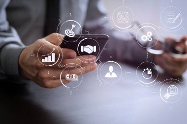 İş süreci yönetimi iş akışı Otomasyonu diyagram ve sanal flowchart.businessman modern ofis ahşap masa üzerinde cep telefonu ve gözlük camı çalışma vites ile 