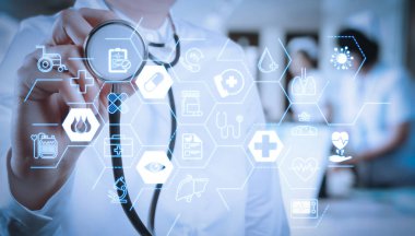 Sağlık ve tıp hizmetleri kavramı ile düz çizgi Ar arayüzey. Sağlık ve tıp concept.smart tıp doktoru stetoskop ile modern Hastanesi'nde çalışırken