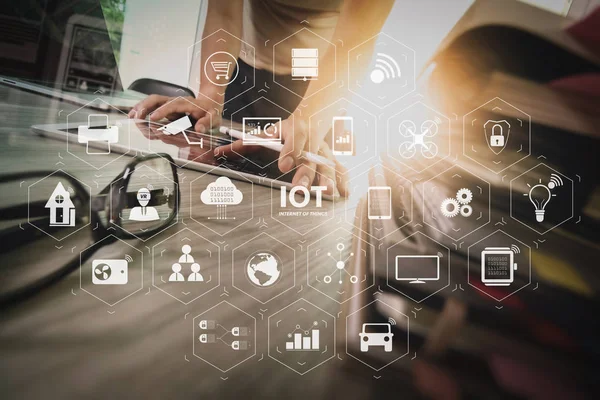 Ar (Augmented Reality) Internet of Things (çok) teknolojisiyle Vr kontrol panelinde. tasarımcı el kavram olarak ahşap masa üzerinde dijital tablet ve laptop bilgisayar ve kitap yığını ve göz cam ile çalışma