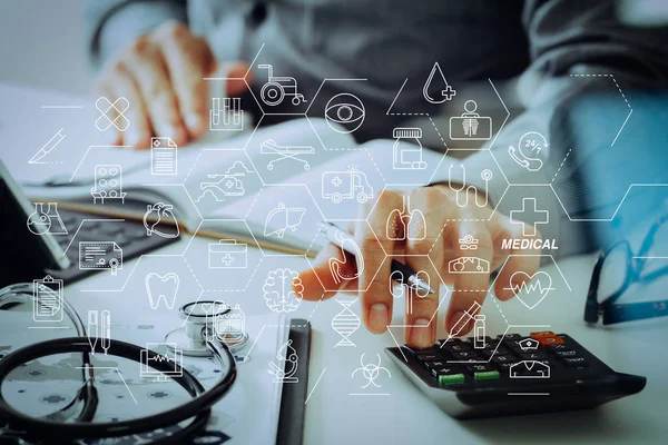 フラット ライン インタ フェースとヘルスケアと医療サービスの概念 ヘルスケアの費用および費用の概念 スマート ドクターの手は 近代的な病院での医療費のため電卓を使用 — ストック写真