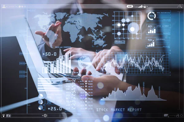 Anleger Analysieren Börsenbericht Und Finanzinstrumentarium Mit Business Intelligence Mit Schlüsselindikatoren — Stockfoto