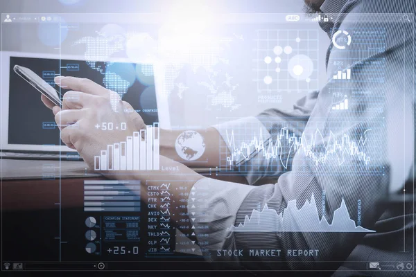 投资者分析股票市场报告和财务仪表板与商业智能 与关键绩效指标 Kpi 成功的商人手用智能手机 数码平板对接智能键盘在木桌上 — 图库照片