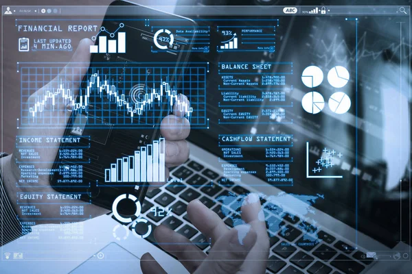 Investidor Analisando Relatório Mercado Ações Painel Financeiro Com Inteligência Negócios — Fotografia de Stock