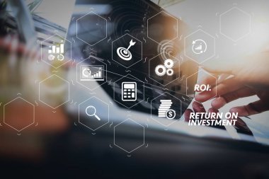 Yatırım getirisi getirisi yatırım göstergesi iş geliştirmek için sanal tablosu içinde. iş adamı el dizüstü bilgisayar dijital iş stratejisi diyagramı kavram olarak ahşap masa üzerinde çalışma