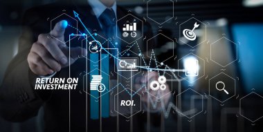 Yatırım getirisi getirisi yatırım göstergesi iş geliştirmek için sanal tablosu içinde. Yeni modern bilgisayar ve iş stratejisi kavram olarak çalışan işadamı el çift pozlama