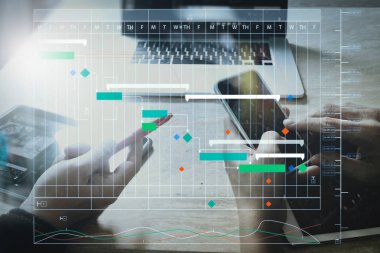 Proje Yöneticisi çalışma ve güncelleştirme görevleri kilometre taşları ilerleme planlama ve Gantt grafiği sanal diyagramı zamanlama. İşadamı el yapım onun arkadaşları ve iş tablet dijital bilgisayar ile tanıtımı.