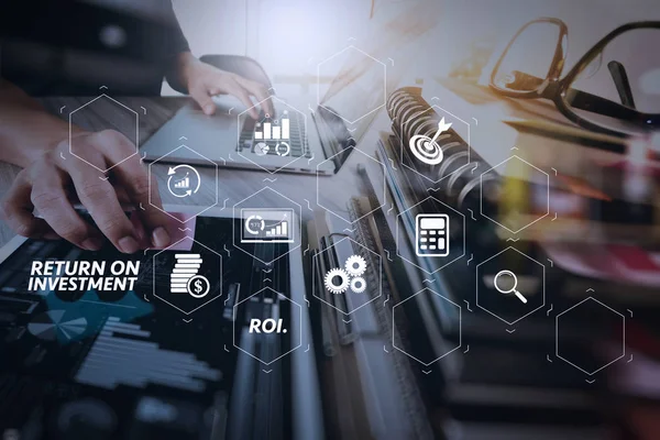 Yatırım getirisi getirisi yatırım göstergesi iş geliştirmek için sanal tablosu içinde. Ofis masaları ile akıllı telefon ve sosyal ağ diyagramı ile dijital tablet ve grafik iş iş belgeleri.