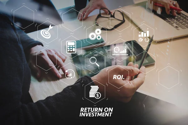 Roi Indicador Retorno Inversión Panel Virtual Para Mejorar Negocio Reunión — Foto de Stock