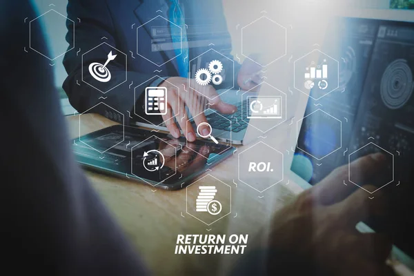 Yatırım getirisi getirisi yatırım göstergesi iş geliştirmek için sanal tablosu içinde. İş takım toplantısı mevcut. Fotoğraf profesyonel yatırımcı yeni başlangıç projesi ile çalışma. Finans Yöneticileri Toplantısı.