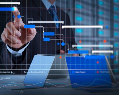 Proje Yöneticisi çalışma ve güncelleştirme görevleri kilometre taşları ilerleme planlama ve Gantt grafiği sunucu arka planda bir dokunmatik ekran düğmeye basarak sanal diagram.businessman el zamanlama.