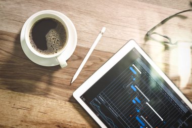 Proje Yöneticisi çalışma ve güncelleştirme görevleri kilometre taşları ilerleme planlama ve Gantt grafiği sanal diyagramı zamanlama. Kahve fincanı ve dijital tablo yerleştirme akıllı klavye, Gözlük, stylus kalem ahşap tablo.