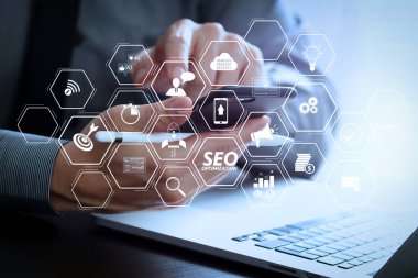 Mobil Web sitesi ve açılış sayfası sanal diyagramı ile Web sitesi için SEO optimizasyonu. işadamı modern ofis ahşap masa üzerinde cep telefonu ve stylus kalem ve dizüstü bilgisayar ile çalışma 